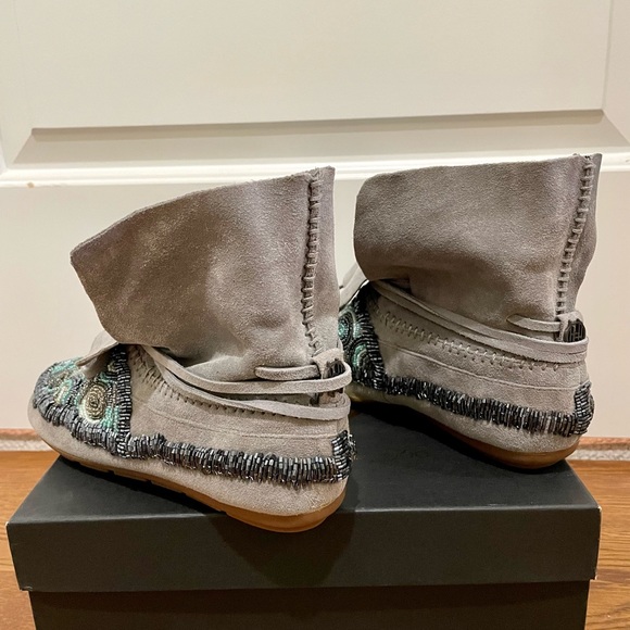 House of Harlow 1960 EUC. EU Sz 37 US Sz 7. Beaded. Dove Grey. - Picture 6 of 9